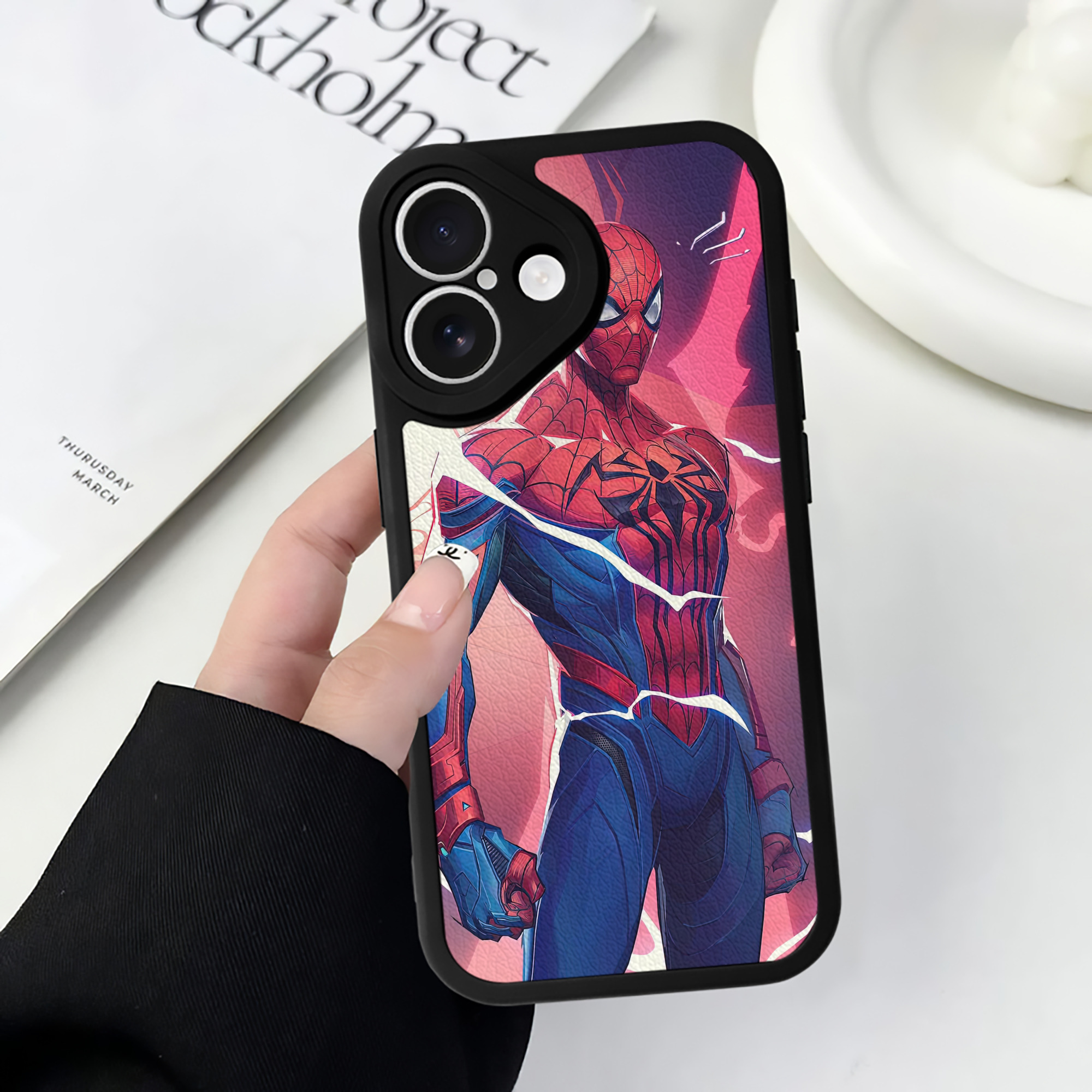 Spider Man スパイダーマン 【iPhone 16シリーズ対応】シリコンスマホケース（レザー調） 材質：シリコン